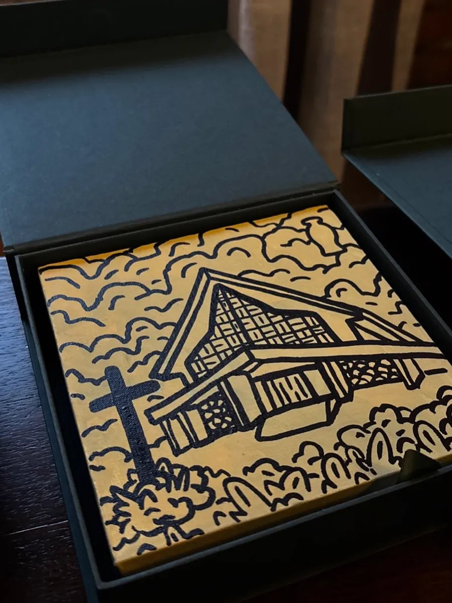 Azulejo amarelo pintado à mão dentro da caixa