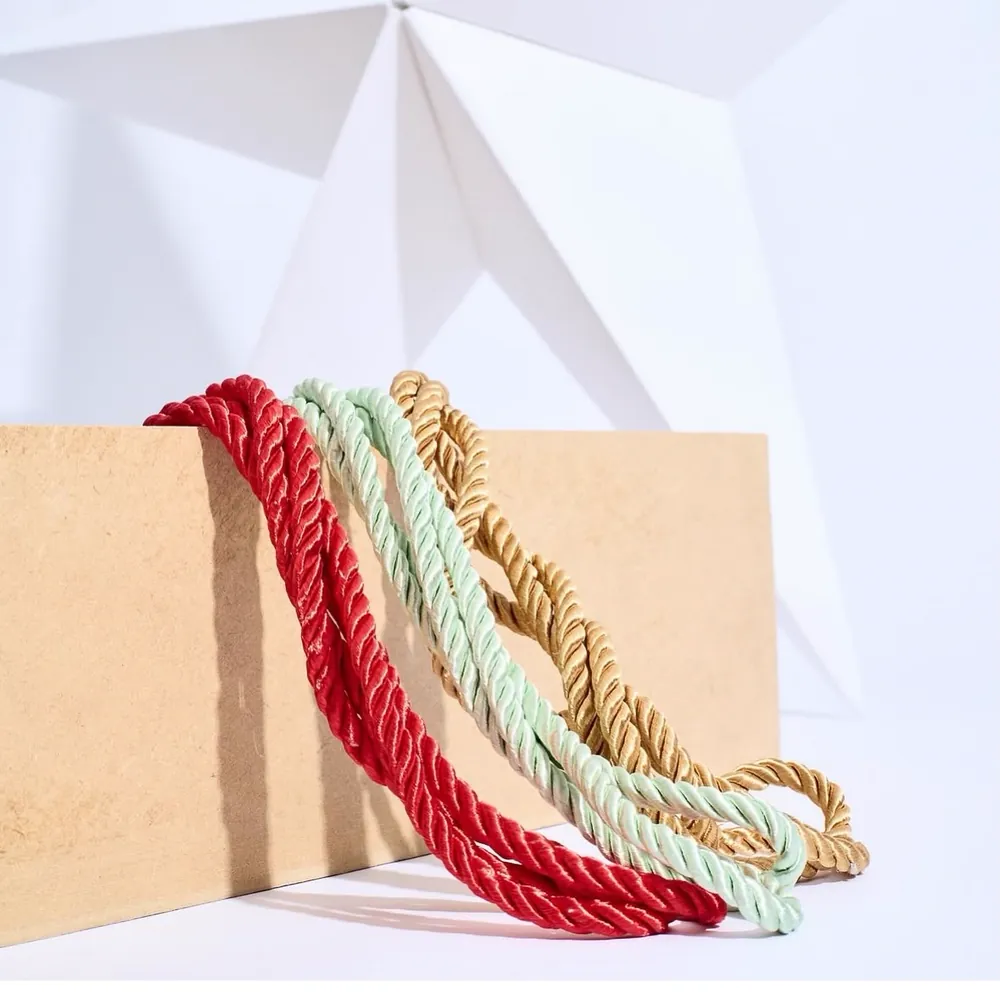 Cordões torcidos em vermelho, verde e dourado