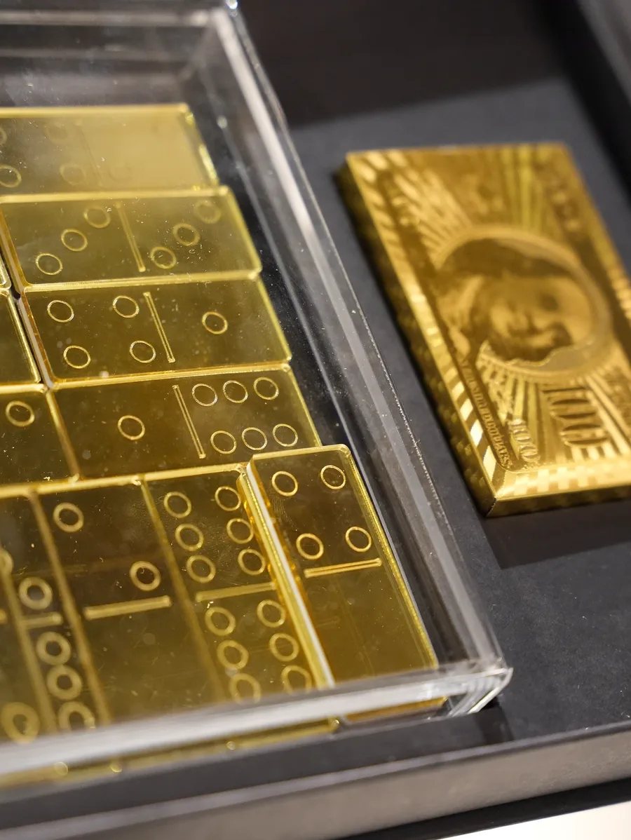 Detalhe do dominó dourado e da nota