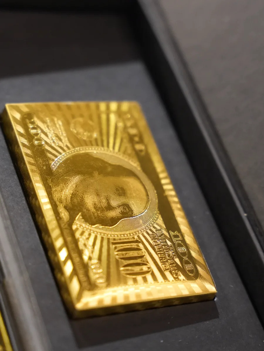 Baralho dourado em formato de nota